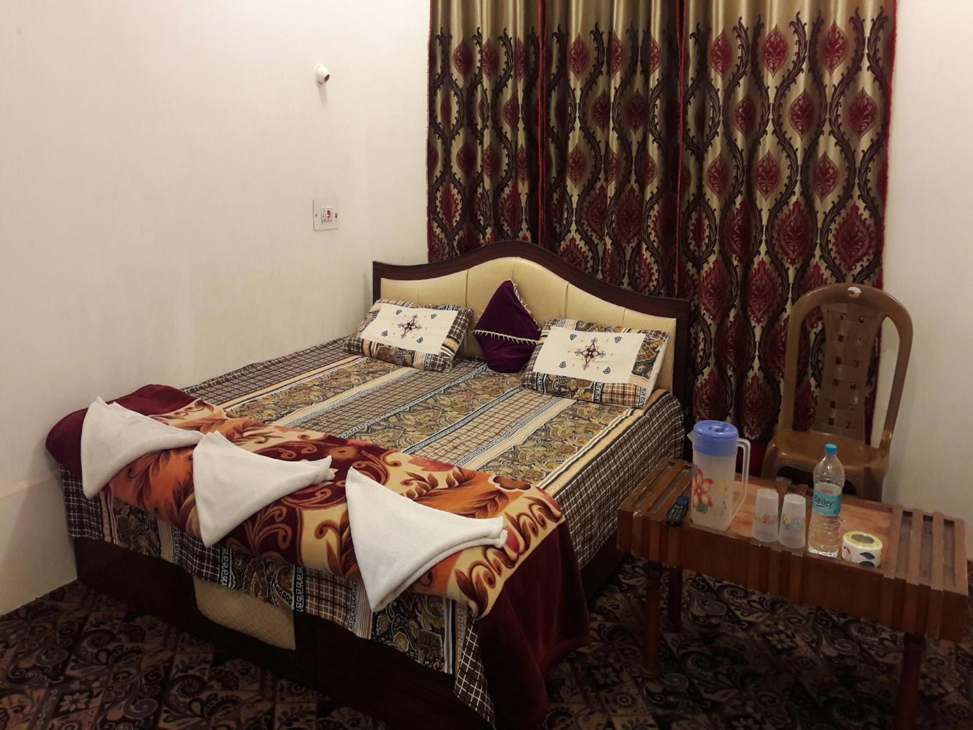 Готель Fabulous Kashmir Srinagar Екстер'єр фото